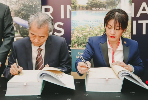 在东阳三建（大马）承包及贸易有限公司总经理李海芳及刘纹安 的陪同下，楼正文（左2）与杨凯娟签署并交换合约本，开启双方 的合作关系。