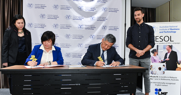 李美芳（左）与Australian National Institute of Business & Technology学院总裁陈建明（右）签署合作备忘录。