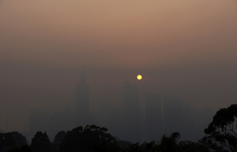 悉尼被烟霾笼罩，一片天昏地暗。（欧新社）