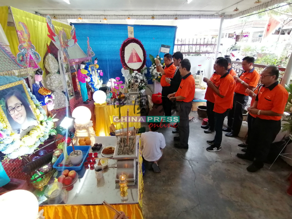 黄循霖（前排左起）、郭子毅、颜水松等在两名死者灵前致祭。