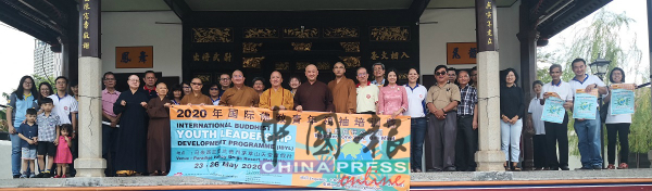 “2020国际佛教青年领袖培训营”，将于明年5月23日至26日展举行，欢迎有兴趣的佛教团体领袖，尽快报名。前左4起为释智达、释禅亮、净戒。