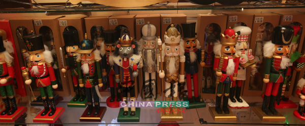 一排排的西方木偶，是今年火热的应节产品。