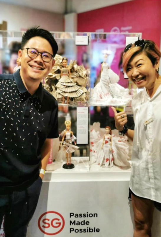 杨建（左）利用新加坡元素，设计出具有新加坡特色的芭比娃娃时装。（受访者提供）