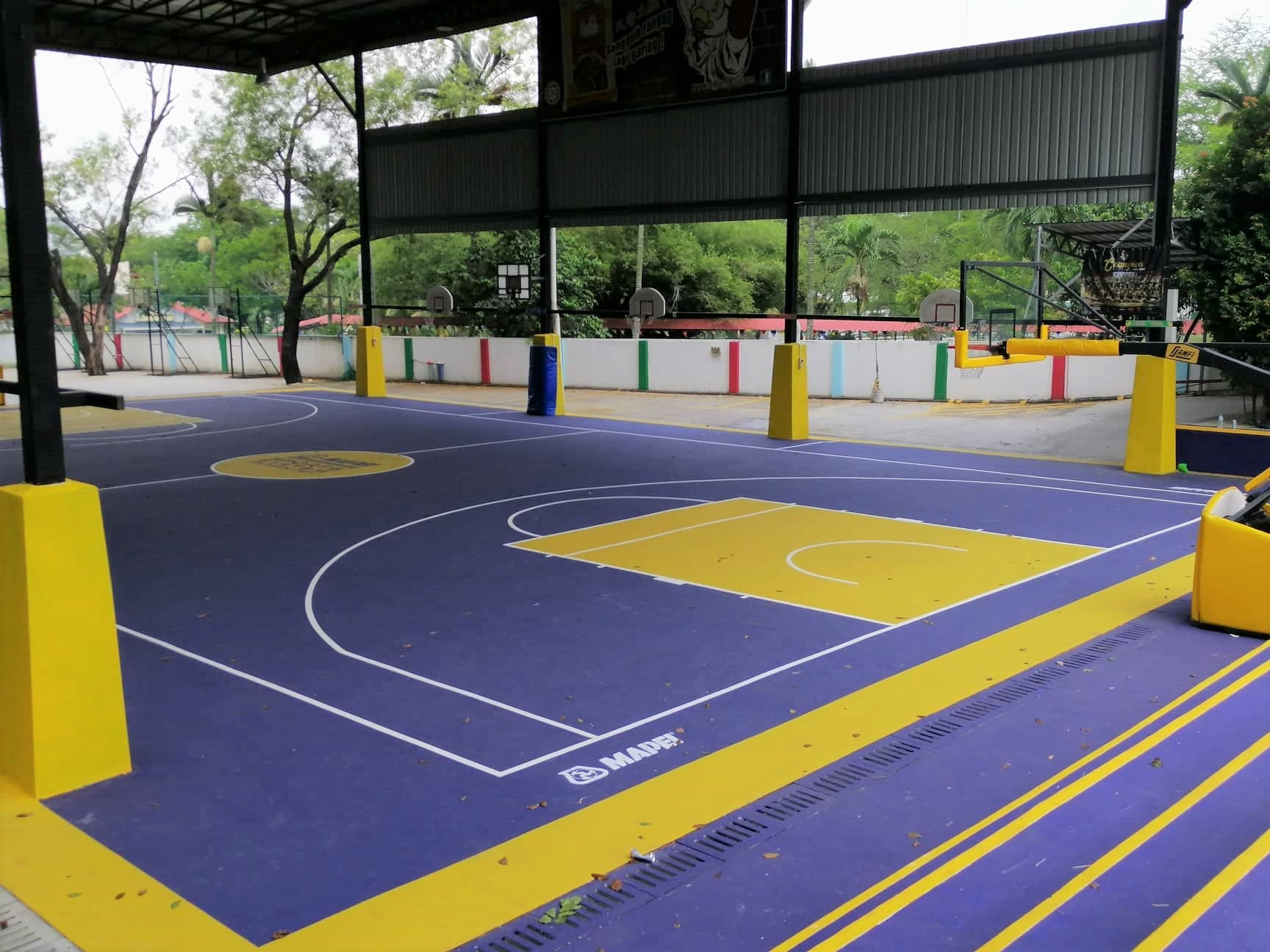 在2019年重新铺设高素质材料地板的有盖篮球场。