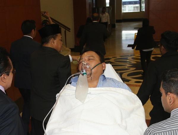 通讯及多媒体部副部长依丁沙兹里于本月11日在下议院晕倒，被送院治疗。