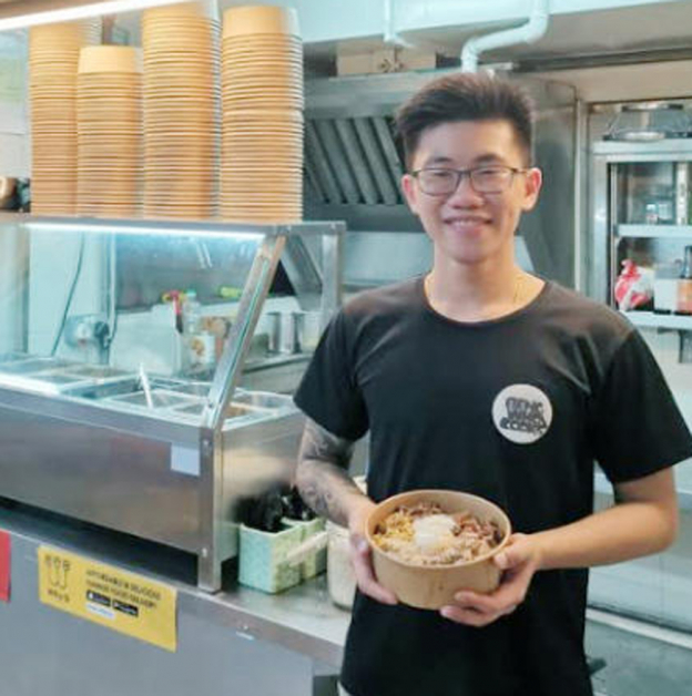 蔡荣扬去年三月标下牛车水芳林巴刹与熟食中心一摊位，取名Beng Who Cooks。