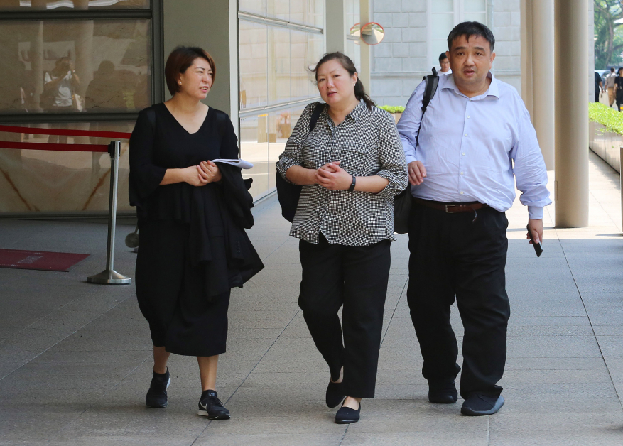 哥哥陈厉进（右起）、姐姐陈婉芬，以及陈厉进的妻子昨天都到最高法院出席审讯。