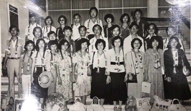 40年前在泰国机场拍的团体照。（受访者提供）