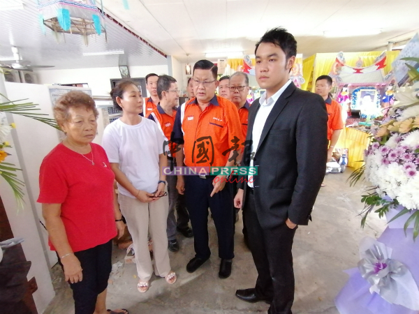 郭子毅（前排右起）、黄循霖向黄心佩及戴明娇询及筹募活动情况。