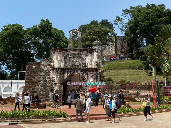 古城门是许多游客到马六甲观光时，必访景点，包括外国游客。