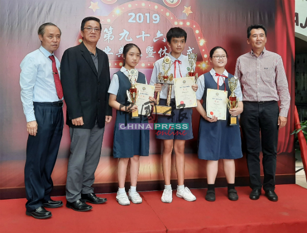最佳学术奖及最佳课外活动奖得主与嘉宾，左起为郑国华校长、宋德祥、林佳汶、颜礼哲、戴蕙仪及吴俊兑。