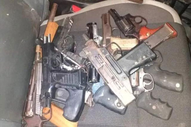 警察在行动中缴获武装组织17件武器，包括左轮手枪和一些大口径武器。