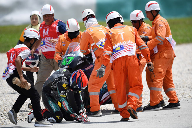 在Moto 2 ，大马骑士亚当诺罗汀在第5圈意外翻车。（ 法新社）