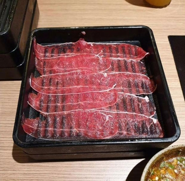 肉片薄到可见到器皿的底部。