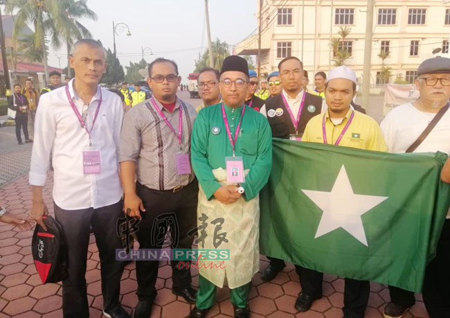 峇德鲁希山（左3）身穿绿色传统马来装，在支持者陪同下到来提名。