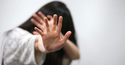 14岁少女等巴士 亲戚骗去聊天 强奸她