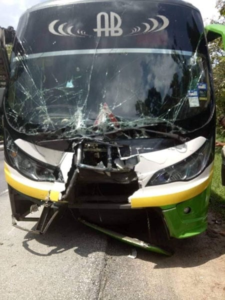 巴士的车头严重凹陷，挡风玻璃也出现裂痕。