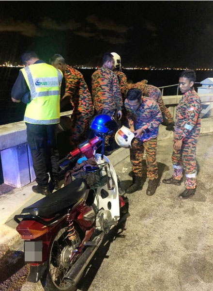 消拯人员在槟城大桥7.4公里路段发现到疑是跳海男子的摩哆。