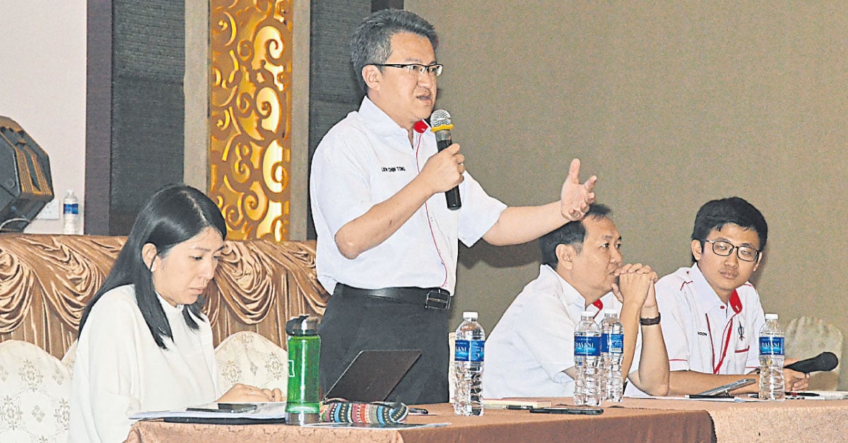 杨美盈（左起）、刘镇东及文打烟区州议员黄益豪主持座谈会。