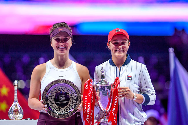 巴蒂（右）决赛战胜斯维托丽娜，首夺WTA年终总决赛的女单冠军。（法新社）