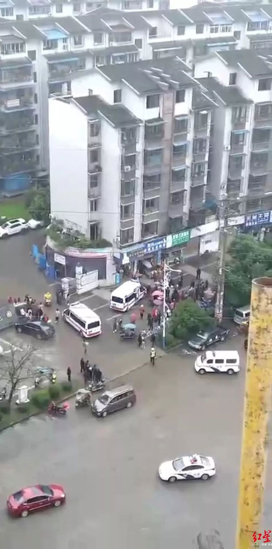 两兄弟跳楼的事发现场。