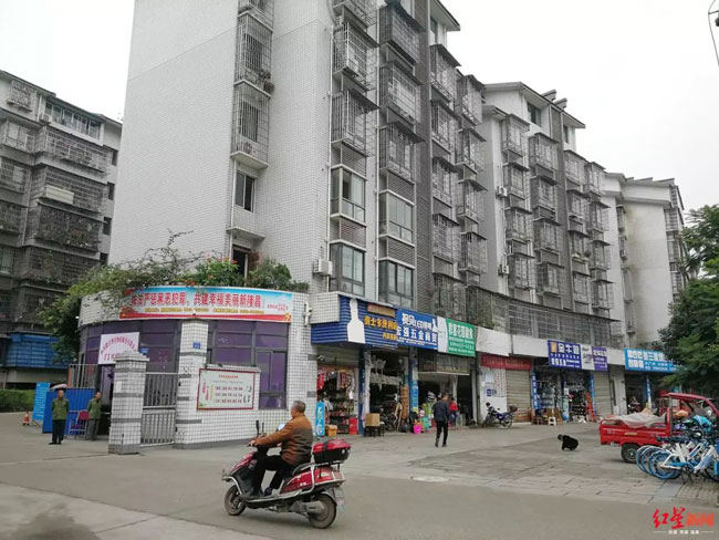 事发小区及居民楼。