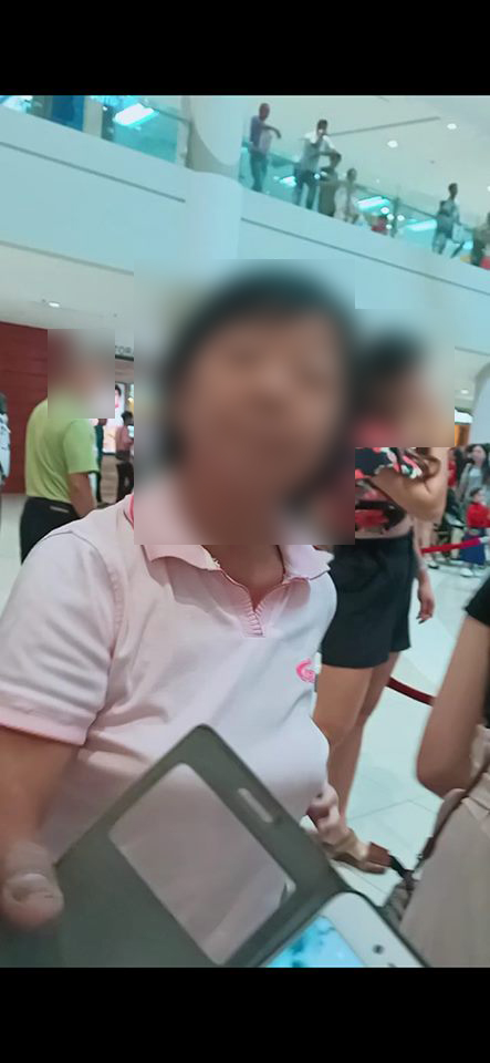 身穿粉红色上衣的华裔老妇，被指霸占孕妇座位还惩凶骂人。
