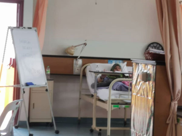 瓜登诺查希拉苏丹后医院病房作为临时考场，让伤病中的考生也有机会参加考试。