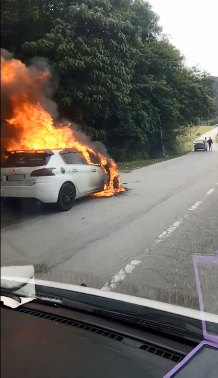 熊熊烈火将轿车烧毁。