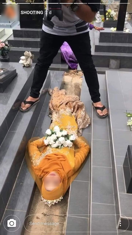 模特儿躺在坟墓之间的缝隙拍照，一些网友坦言不明白照片美感在哪里？