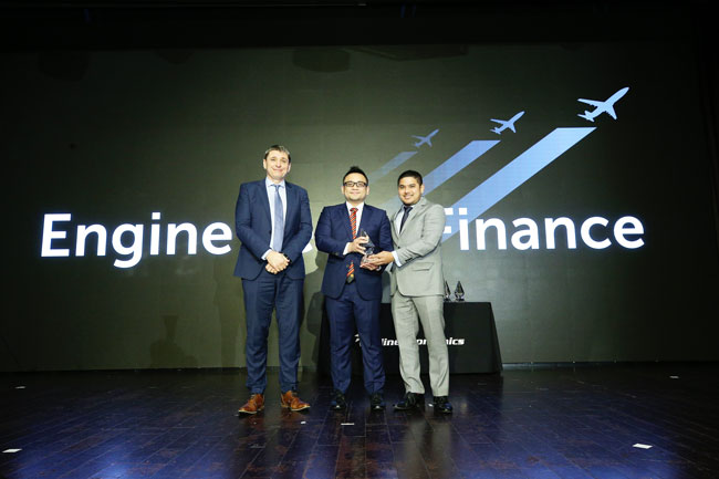 亚伦（右起）和法尔汉代表亚航领奖；左为《航空经济杂志》董事经理菲利普。