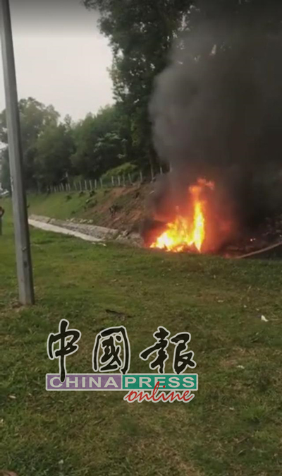 客货车撞沟后着火烧毁，形如废铁。