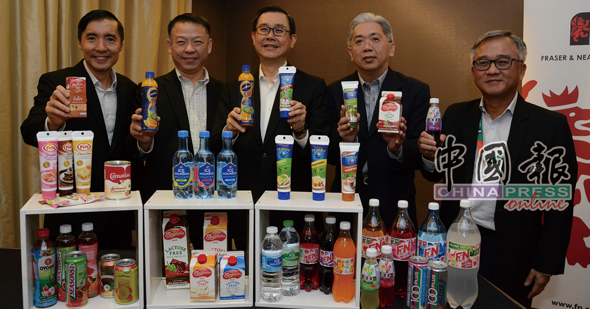 赖家贤(左起)、林向群、林友和、坤素及苏瑞福，向媒体展示星狮控股的产品。
