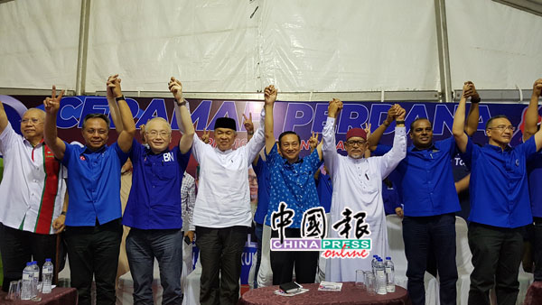 安努亚慕沙（左起）、哈斯尼、魏家祥、阿末扎希、黄日升、哈迪阿旺、沙拉瓦南及希山慕丁等高举双手，呼吁权力支持国阵候选人。
