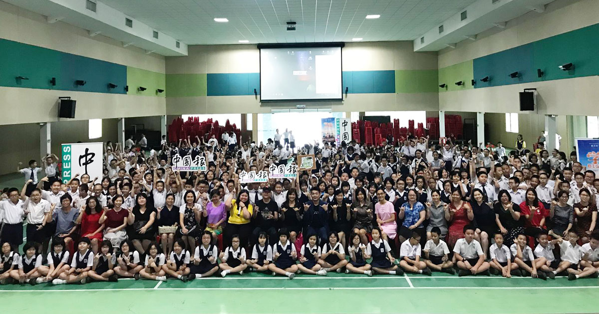 金星学校师生们，开心比起666手势与《中国报》和K Production环映制作团队合照。