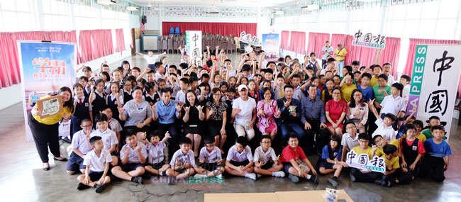 培新华小师生们与《中国报》团队及《学霸》电影制作团队。