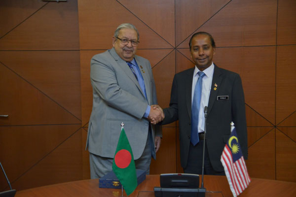 古拉（右）接见英兰阿末，双方讨论了恢复引进孟加拉外劳等方面的课题。