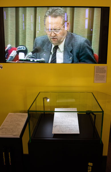 历史性纸条（下）如今陈列在联邦德国历史博物馆里，纸条上面展示着1989年11月9日，夏波夫斯基召开记者会的经典照片。