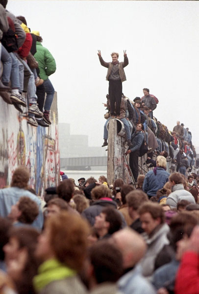1989年11月12日，人们站在倒塌的围墙上庆祝。