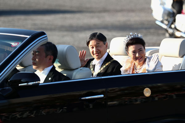 日皇德仁与皇后雅子坐丰田Century开篷车，接受日本民众的祝福。（法新社）