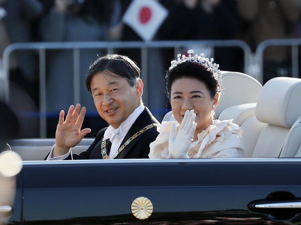 日皇德仁与皇后雅子坐丰田Century开篷车，接受日本民众的祝福。（欧新社）
