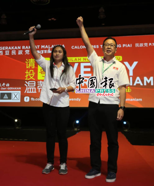 温蒂（左）到民政党代表大会亮相争取支持，刘华才穿上布鞋，向众人传达要更年轻化，以吸引年轻人入党。