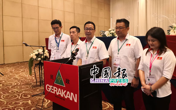 刘华才（中）与现任中央领袖召开记者会，畅谈如何吸引年轻人入党；左起为黄志毅、胡栋强、方志伟及黄爱欢。