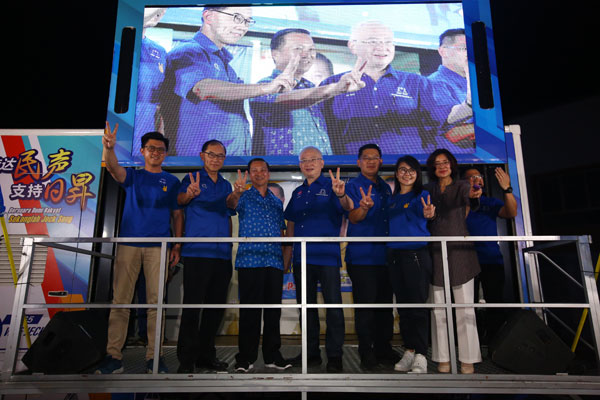 黄日昇（左3）周六晚上获得张盛闻（左起）、马汉顺、魏家祥、林万锋、王晓庭及王赛芝站台。