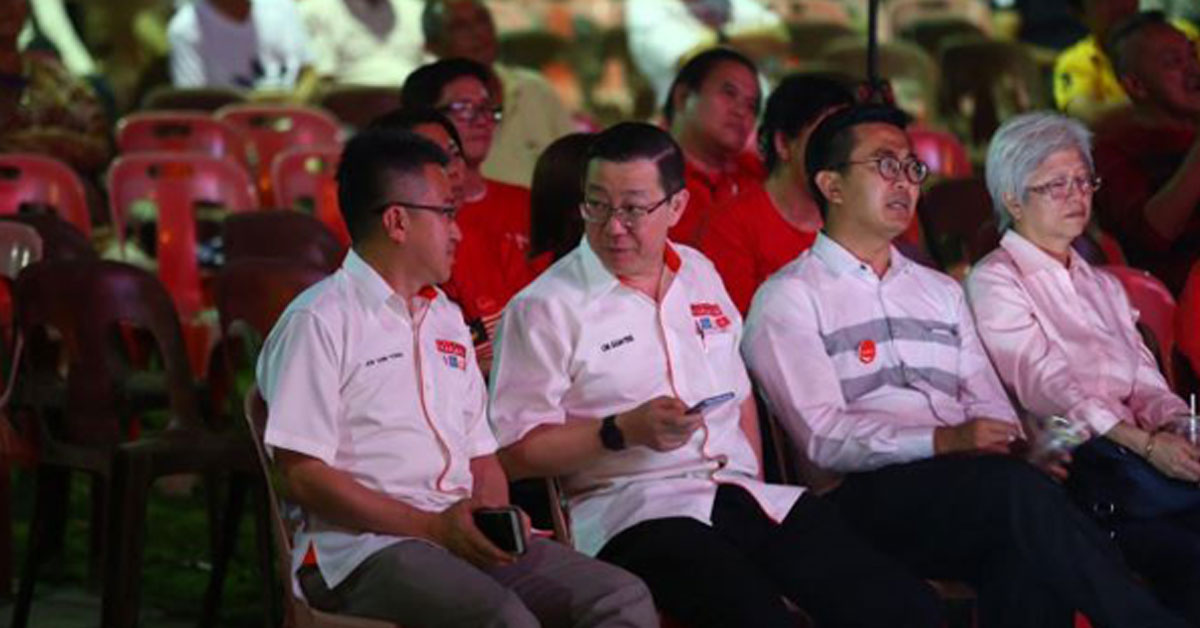 林冠英（前排右3起）承诺一旦希盟中选，将委任刘镇东处理选区华社事务。