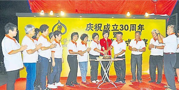 陈丽群（左8）、蔡振塔（左9）、陈秀莲（左7）与理事一起主持切蛋糕仪式。