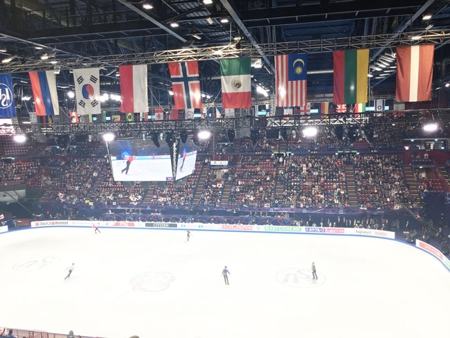 2018米兰花式滑冰世锦赛，茹自杰的参赛，让“辉煌条纹”第2次飘扬在世锦赛赛场。（茹自杰推特照片）