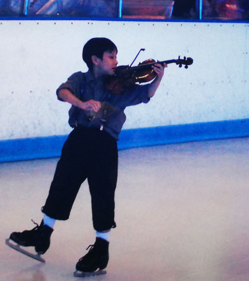 茹自杰小时边溜冰边拉小提琴。（受访者提供）