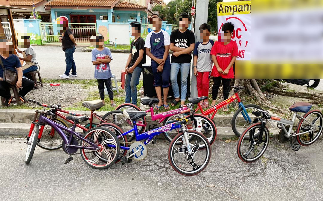 6名涉及蚊型脚车活动的孩童和未成年少男，连同脚车一律被警方押回警局调查。