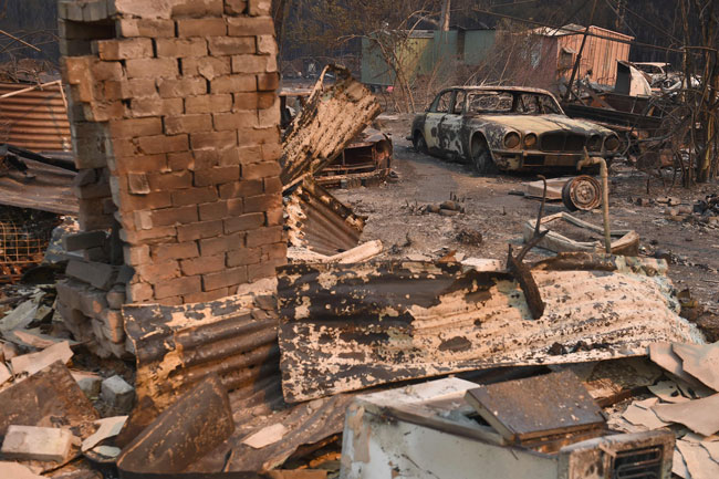 在悉尼北部300公里的欧德巴地区，房子和房车被林火烧毁。